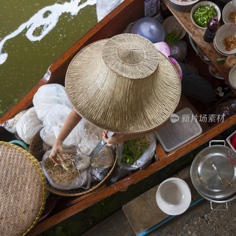 泰国Damnoen Saduak水上市场的食品小贩。